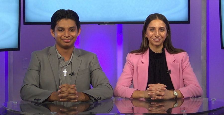 Sergio Dominquez and Macy Bayer host an edition of TCU News Now as part of the 2023 Schieffer Summer Journalism Workshop.
